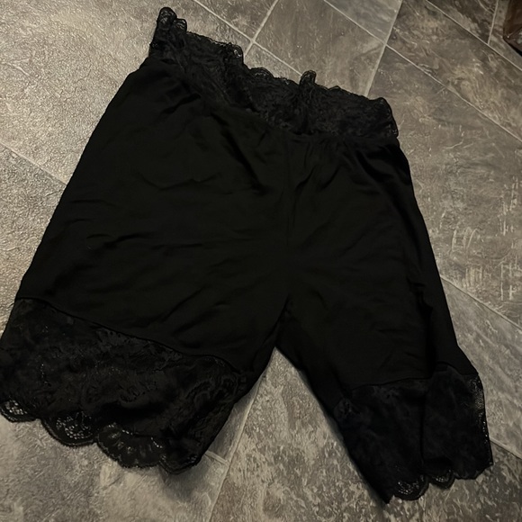 Never worn size large shape wear - Picture 2 of 3